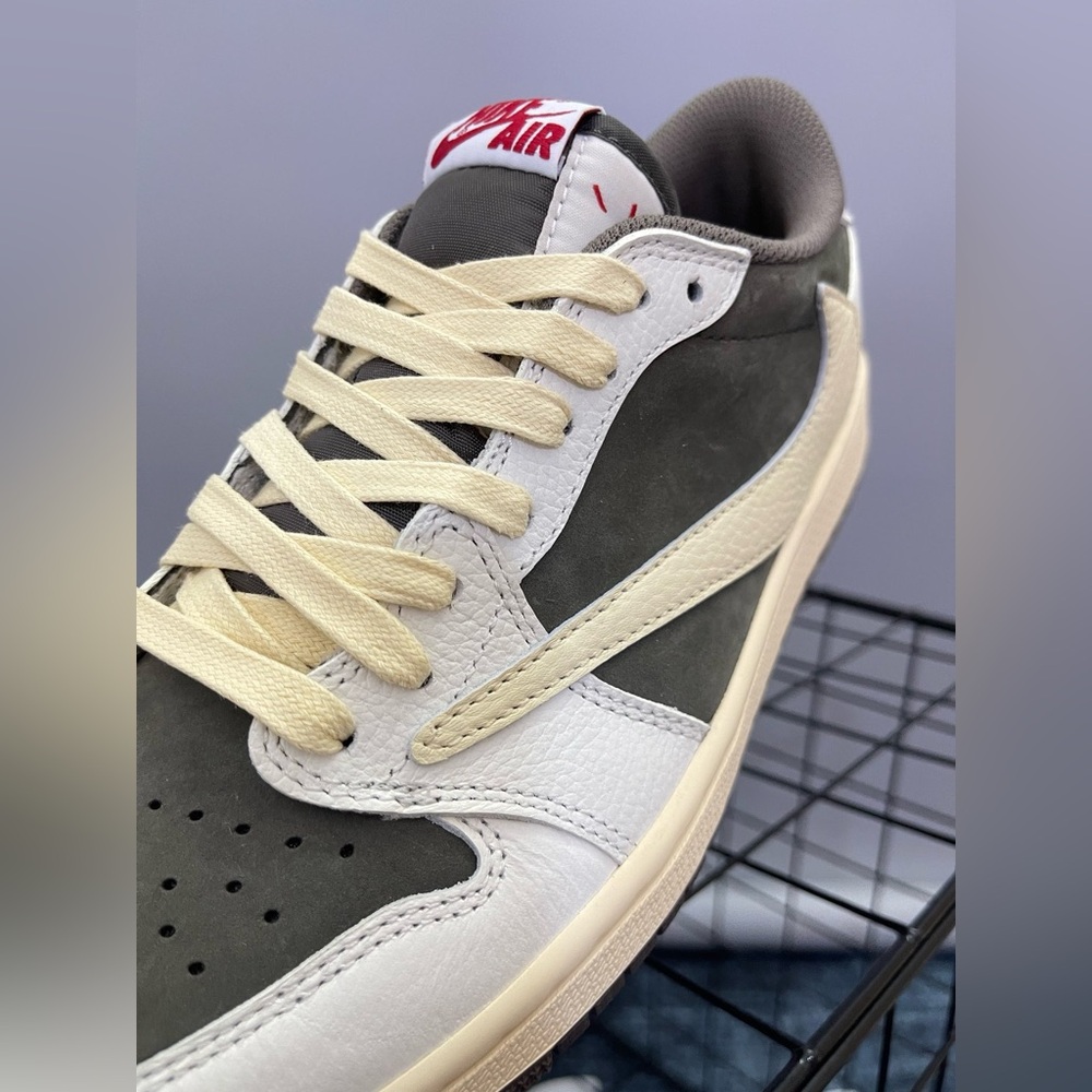Travis Scott x Air Jordan 1 Retro Low OG 'Reverse Mocha' - Picture 7 of 9